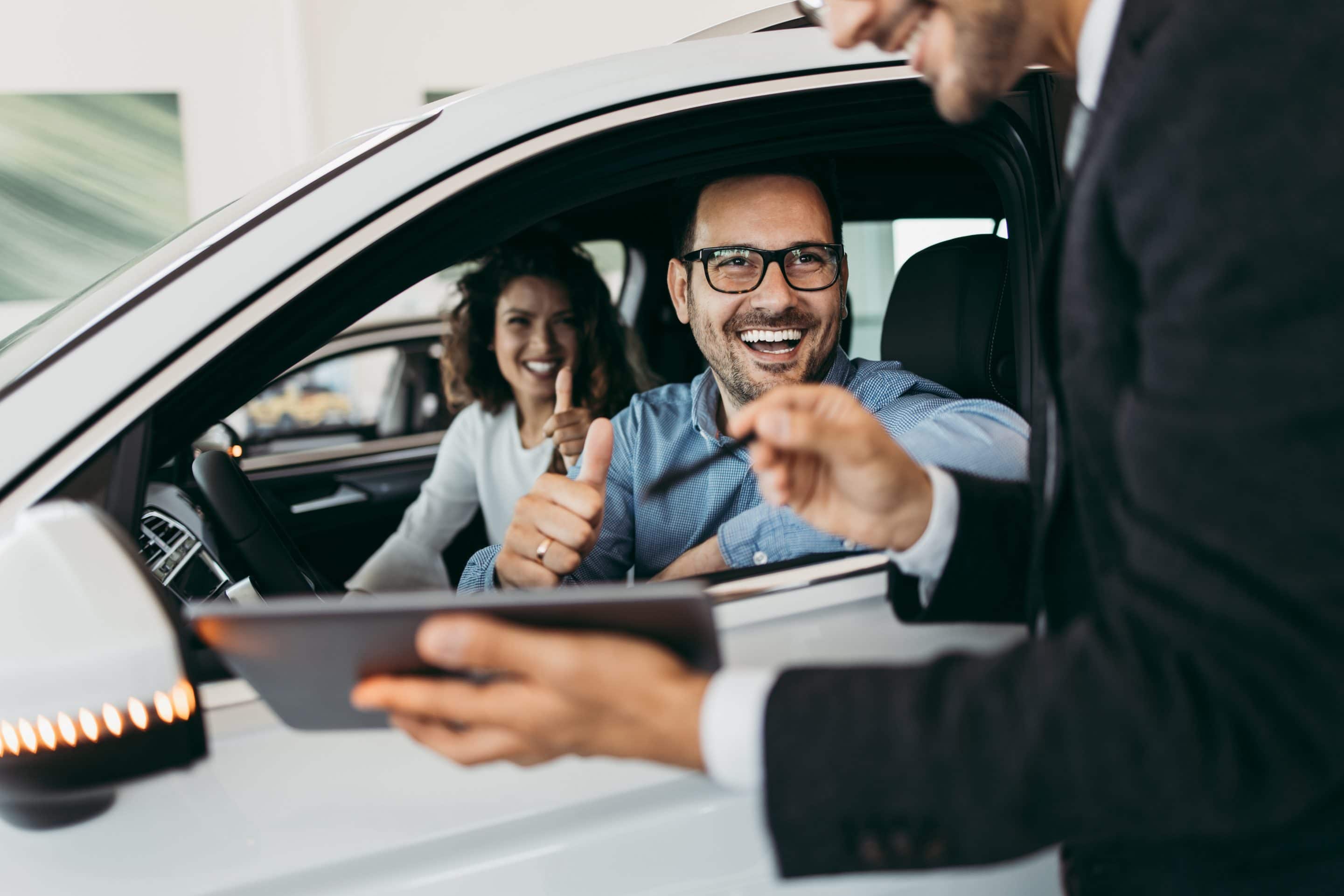 Middle age couple choosing and buying car at car showroom. Car s 545x257-colombia-seguros-co-personas-automovil-soat-articulos-comprar-soat-descuento