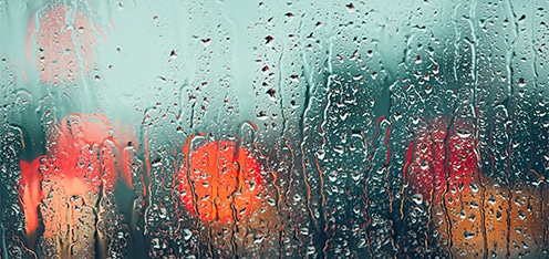 Vidrio de carro bajo lluvia empañado.