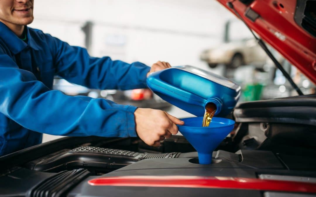 ¿Cómo y cuándo cambiar el aceite de motor del carro?