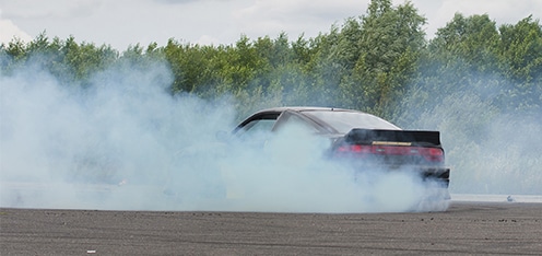 ¿Qué significa el color del humo del escape en un carro?