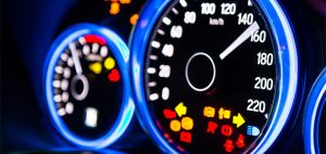Iconos de los testigos del Carro - Seguro Carros MAPFRE Tablero del carro azul con testigos encendidos y velocidad a 160.