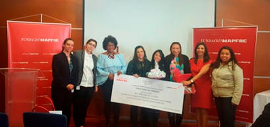 Las directivas de MAPFRE en Colombia se han dado cita para premiar a los ganadores locales de la IV edición del concurso de cuentos de fundación MAPFRE
